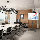 Carrello da pavimento con ruote e altezza regolabile con staffa inclinabile per monitor con portata 50kg e VESA fino a 600x400mm, completo di ripiano e alloggio per webcam, nero