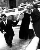 Marcello Mastroianni Anita Ekberg 2 set de “La Dolce Vita” 1960 poster 35 × 50