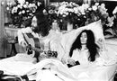 John Lennon And Yoko Ono - poster 50 x 35