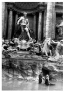 Marcello Mastroianni Anita Ekberg set de “La Dolce Vita”, 1960 poster 35 × 50